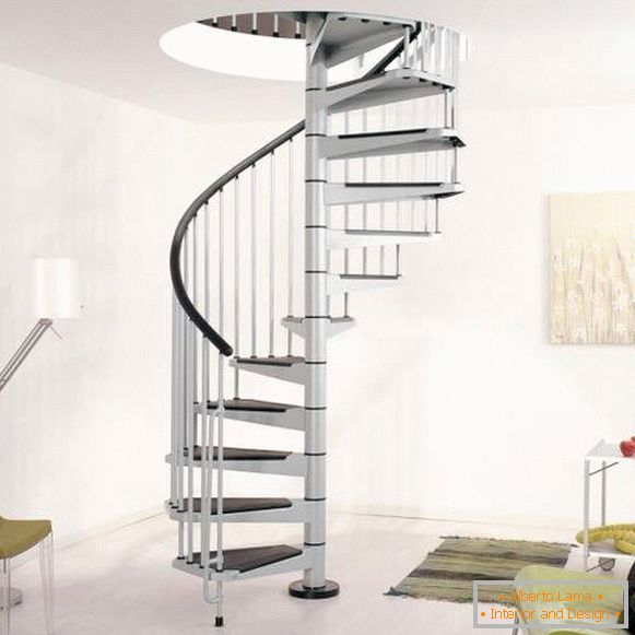 Schraubenförmig лестница в частном доме из металла с покрытием ступеней
