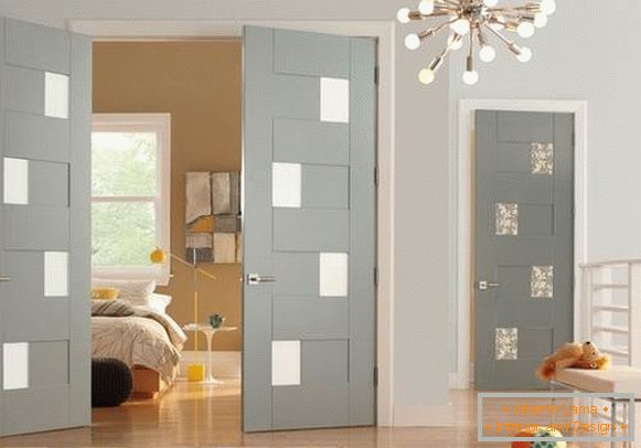 Helle Farbe von Türen und von Böden im Innenraum - Foto