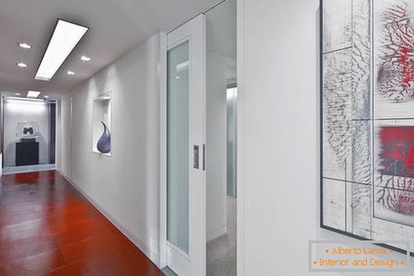 Weiße Türen im Inneren der Wohnung - Foto des Korridors