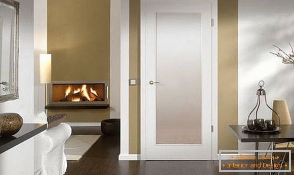 Weiße Türen im Inneren des Wohnzimmers mit braunem Boden
