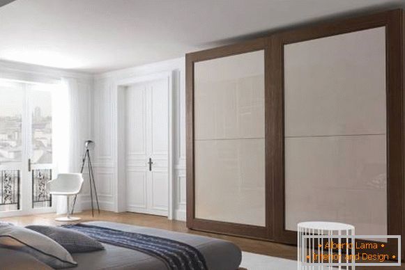 Klassische weiße Türen im Inneren der Wohnung - Foto Schlafzimmer