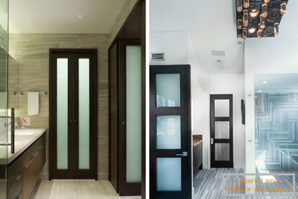 Dunkle Farbe von Türen im Badezimmerinnenraum mit einem hellen Boden