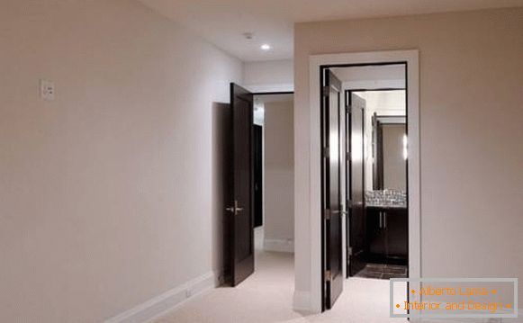 Wie man Türen und Böden im Innenraum kombiniert - Foto
