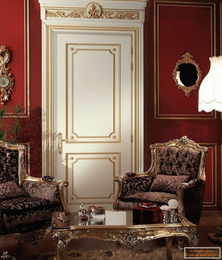 Zimmer im klassischen Stil mit einer hellen Tür