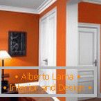 Orange Wände und weiße Türen