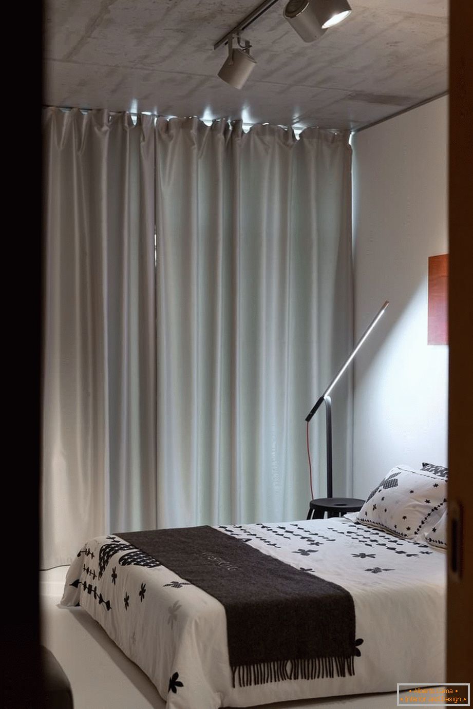 Schlafzimmer einer kleinen Ein-Zimmer-Wohnung in Kiew