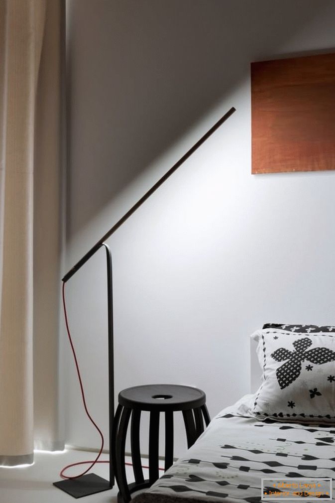 Beleuchtung im Schlafzimmer einer kleinen Ein-Zimmer-Wohnung in Kiew