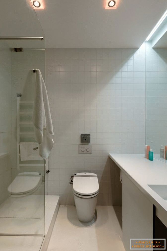 Ein Badezimmer einer kleinen Zweizimmerwohnung in Kiew