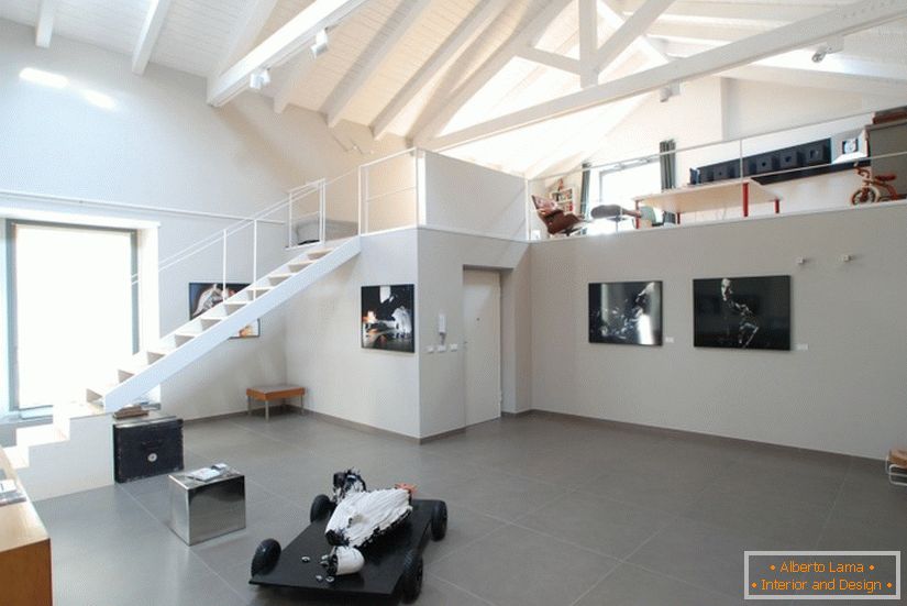 Das Wohnzimmer eines neuen Studio-Apartments in Italien