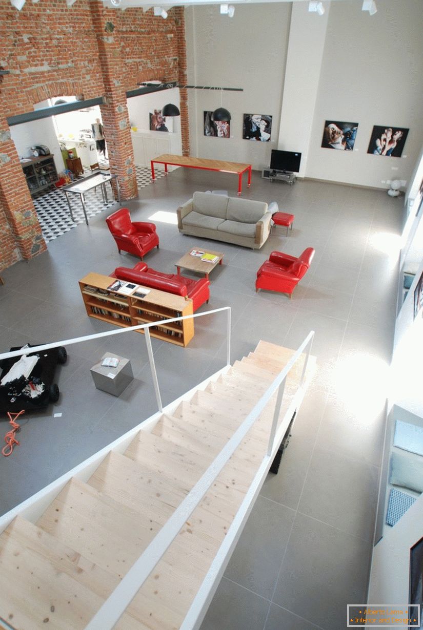 Die Treppe eines neuen Studio-Apartments in Italien