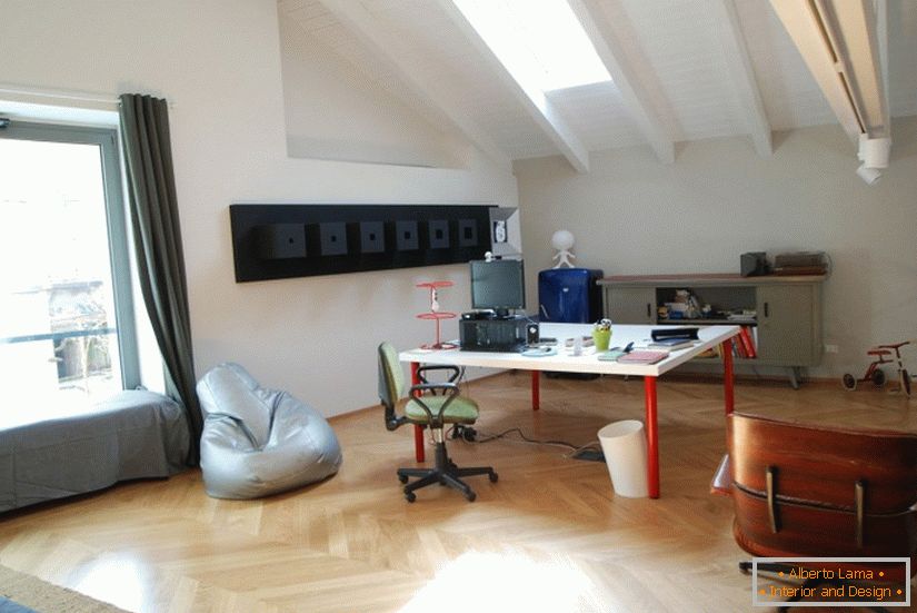 Das Studium einer neuen Studio-Wohnung in Italien