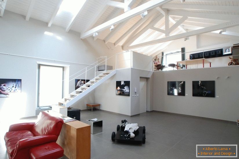 Das Wohnzimmer eines neuen Studio-Apartments in Italien