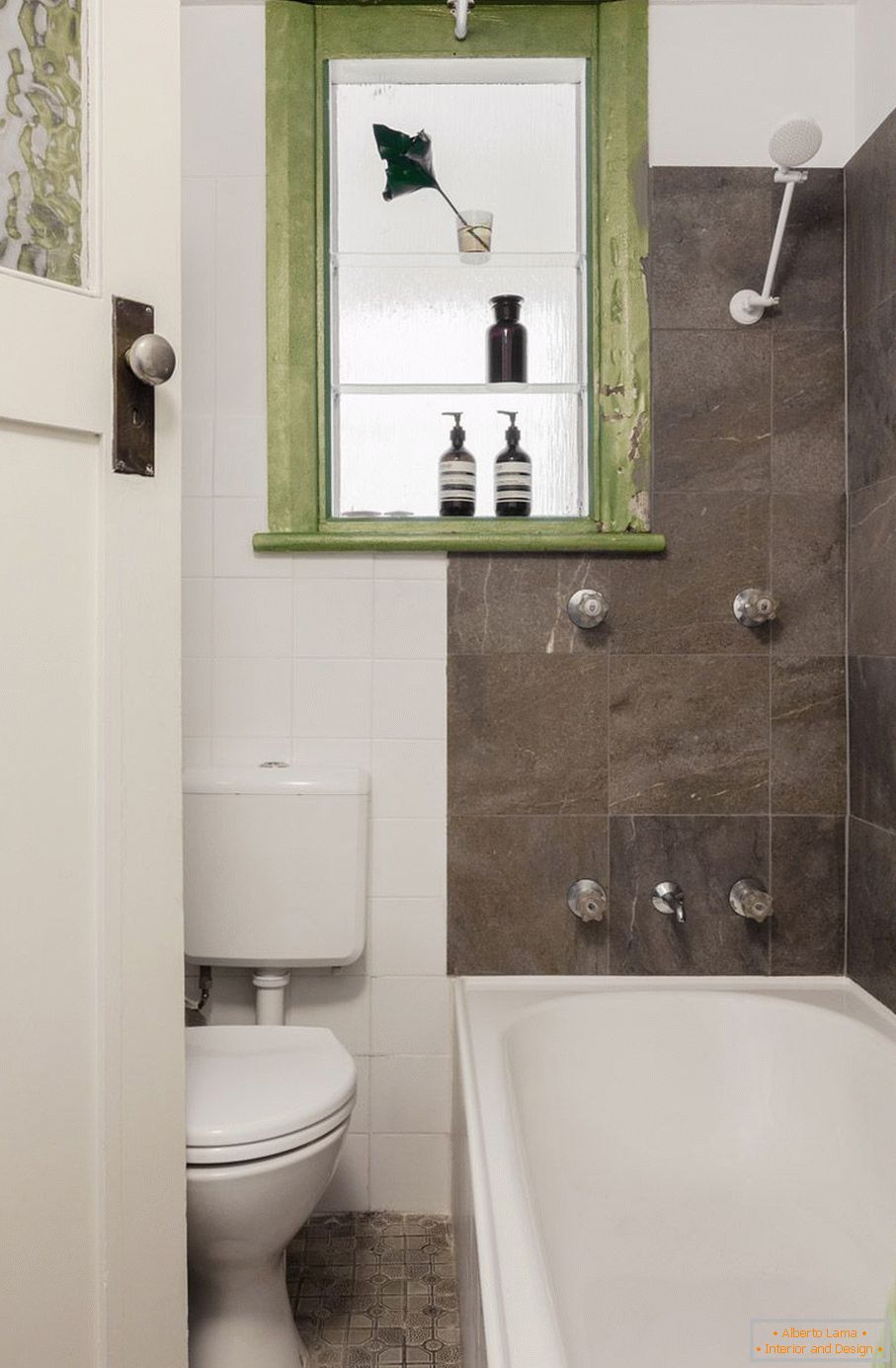 Grüne Akzente in einem schwarzen und weißen Badezimmer