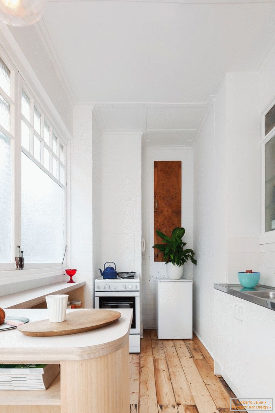 Kücheninnenraum in der weißen Farbe