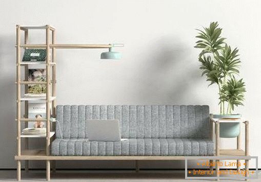 Sofa mit Regalen und einer Lampe