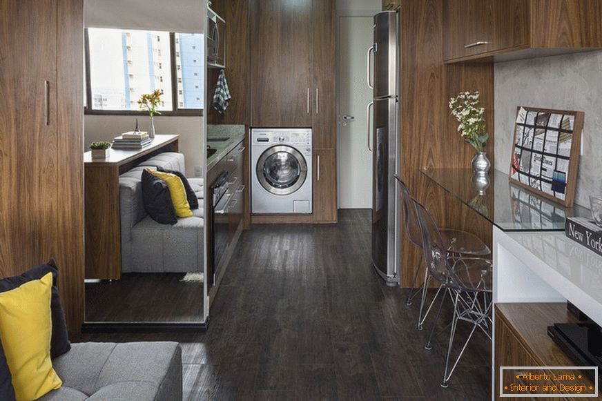 Kompakte Küche und eingebaute Waschmaschine in einer kleinen Wohnung in Brasilien