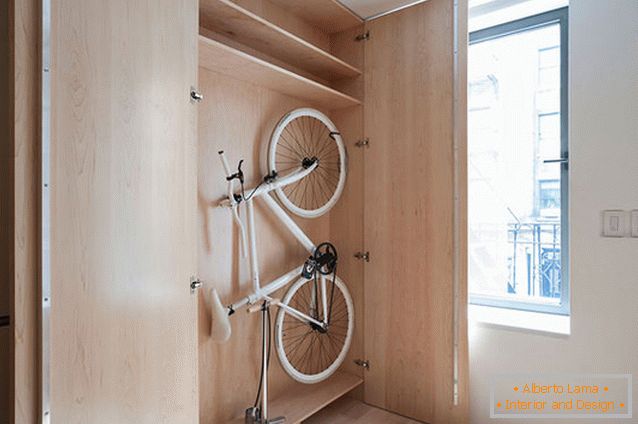 Fahrrad im Schrank im multifunktionalen Apartment-Trafo