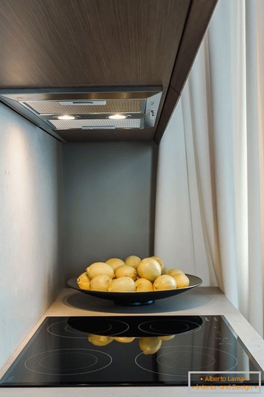 Zitronen nahe dem Ofen in der Küche mit dem Effekt der optischen Täuschung