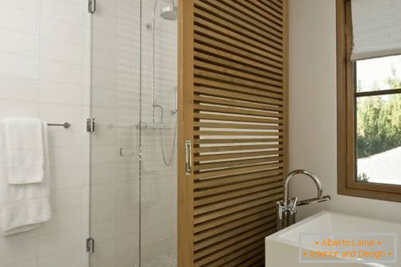 Glas- und Holztrennwände im Badezimmerdesign