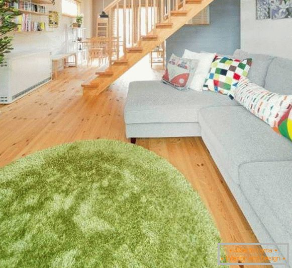 Ovale Teppiche auf dem Boden - Fotos von grüner Farbe