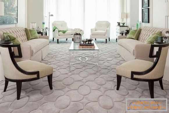 Teppich auf dem Boden im Wohnzimmer mit einem ovalen Muster - Foto
