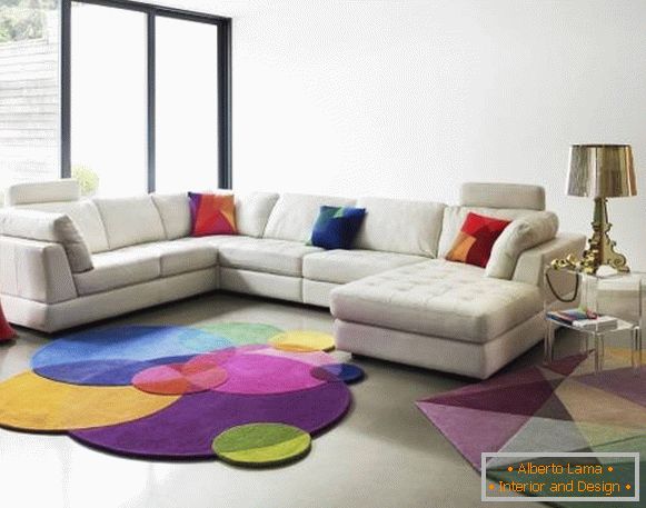 Moderne Teppiche im Wohnzimmer mit geometrischen Mustern