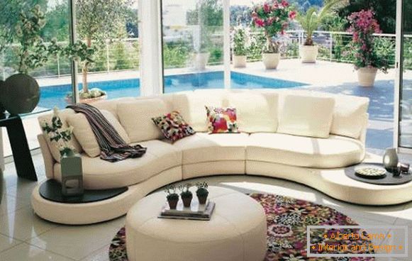 Modische ovale Teppiche auf dem Boden - Foto im Wohnzimmer