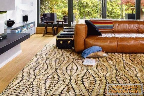 Schöne Teppiche im Wohnzimmer mit floralen Mustern