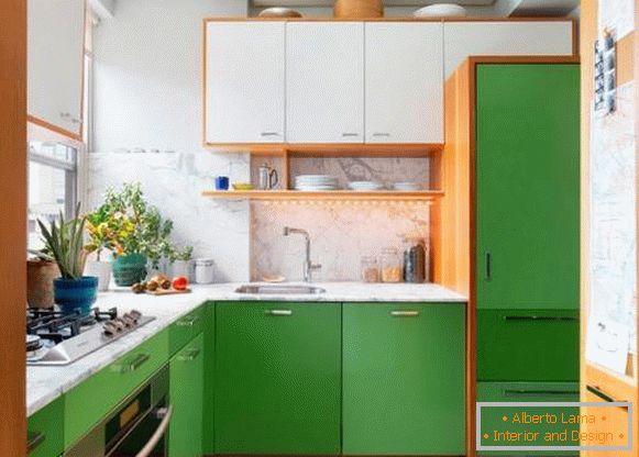 Eine kleine Küche in weißen und grünen Tönen