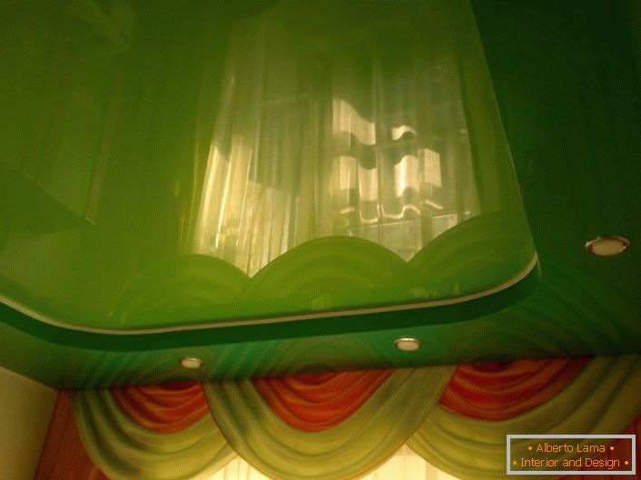 Original Spanndecken für das Wohnzimmer. In einer Ebene würde die hellgrüne Decke matt und nicht fertig aussehen.