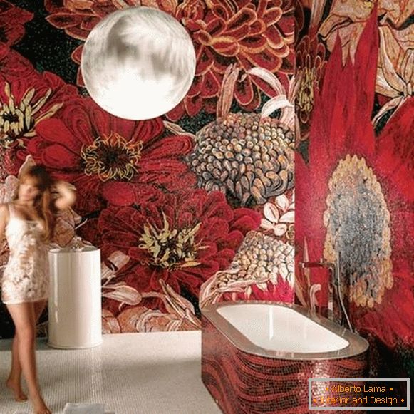 Schönes Mosaik von Fliesen im Badezimmer