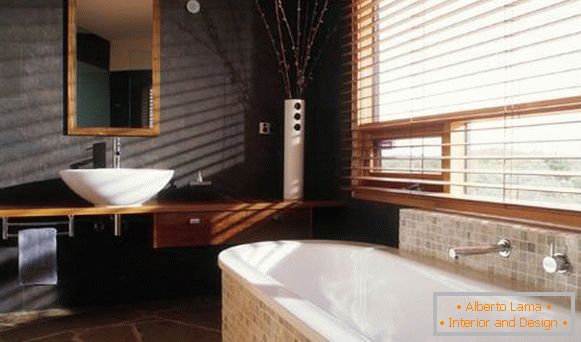 Design eines Badezimmers mit natürlichen Materialien