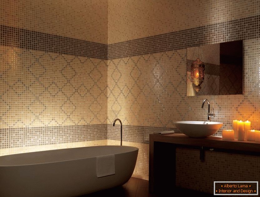 Keramisches Mosaik im Badezimmerinnenraum