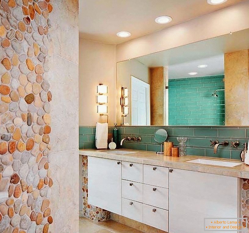 Mosaik von einem Stein in einem Innenraum eines Badezimmers