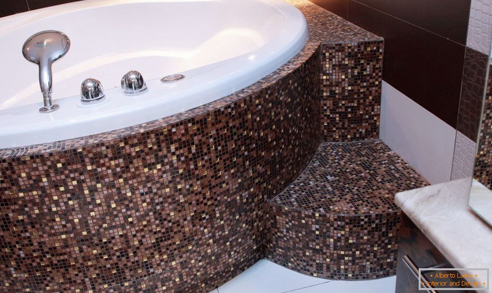 Mosaik auf gekrümmten Oberflächen im Badezimmer