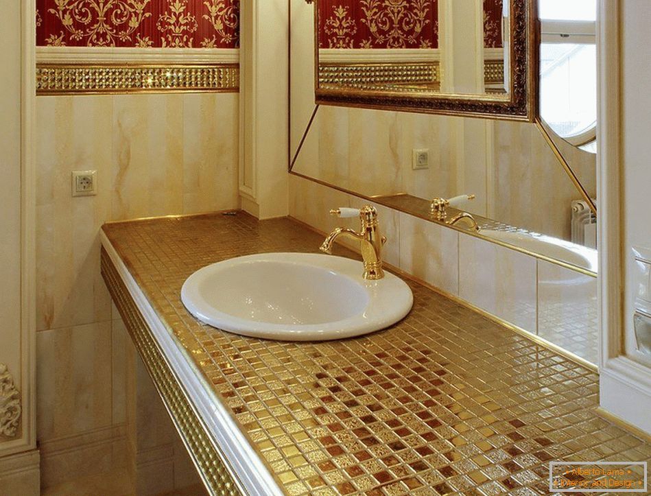 Mosaikfliesen von kleinen Elementen im Badezimmer