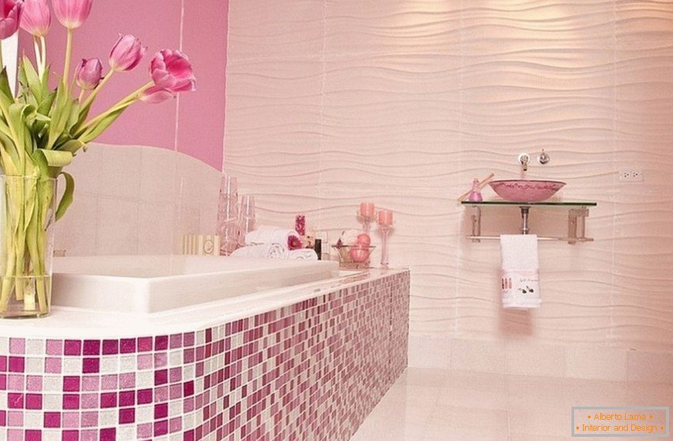 Badezimmer in Rosa mit Mosaik