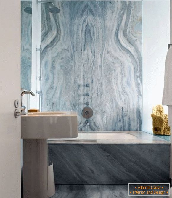 Badezimmer mit grau-blauem Marmor