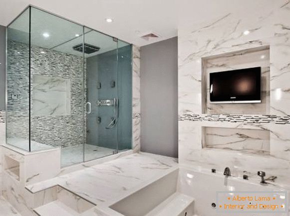 Die Kombination von Marmor und Fliesen im Badezimmer