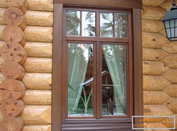 Varianten von Verkleidungsbrettern auf Fenstern in einem Holzhaus, Foto 11