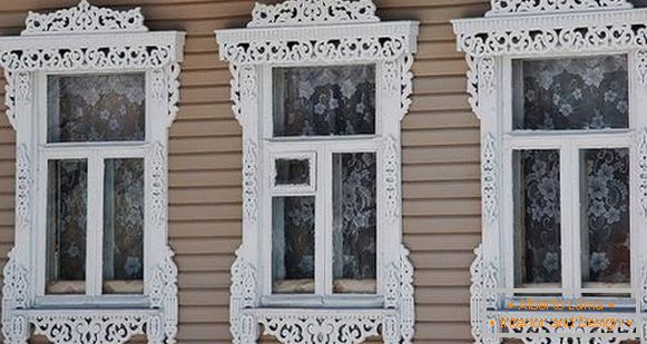 Clysters auf den Fenstern im Holzhausfoto, Foto 13