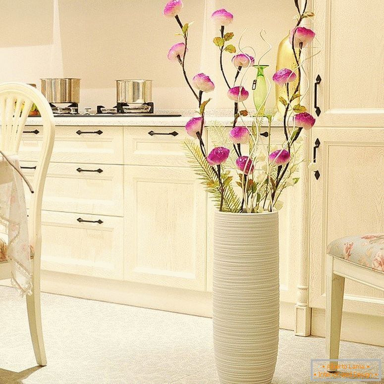 Vase mit Blumen in der Küche