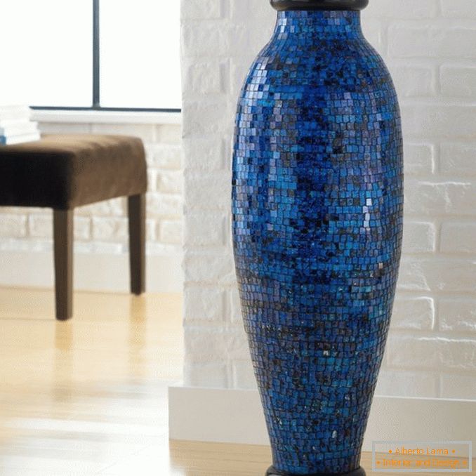 Vase mit Mosaik geklebt