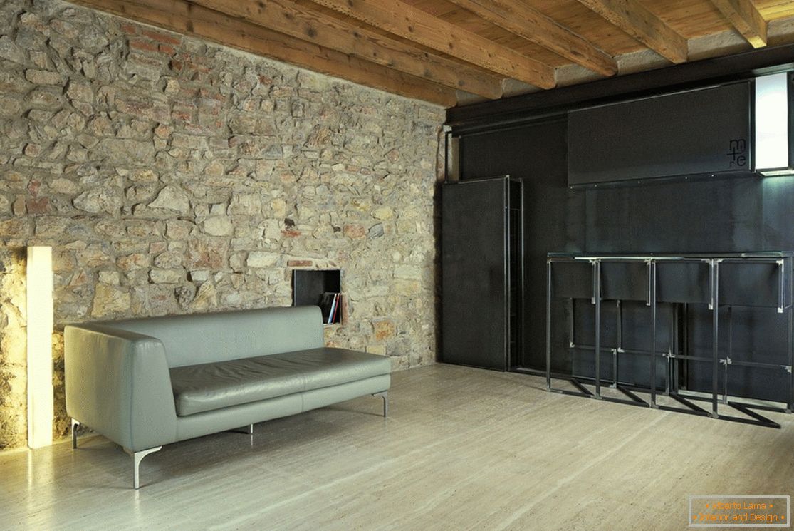Schlafzimmer mit Kamin im rustikalen Stil, hat eine Pause in einer gemütlichen Atmosphäre