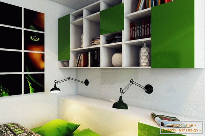 Bücherregale im Schlafzimmer eines kleinen Studioappartements in Russland