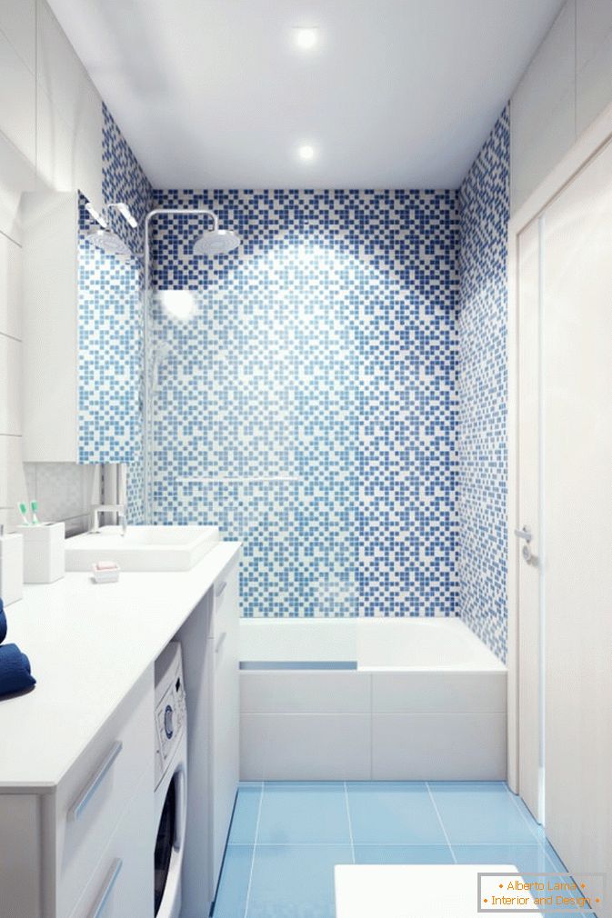 Weißes und blaues Badezimmer einer kleinen Studiowohnung in Russland