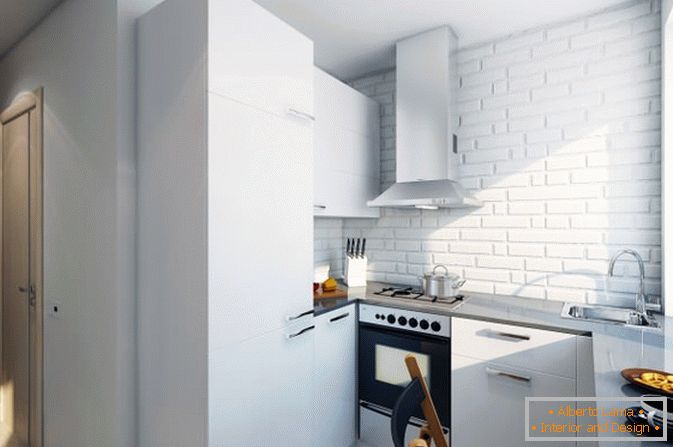 Weiße Küche einer kleinen Studiowohnung in Russland