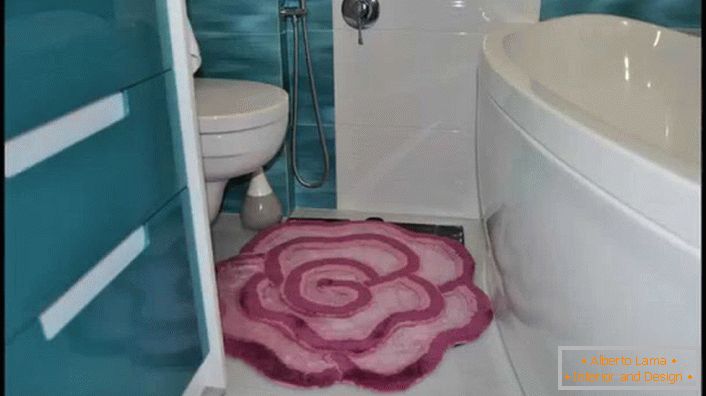 Teppich in Form einer weichen rosa Rose für ein kleines Badezimmer. 