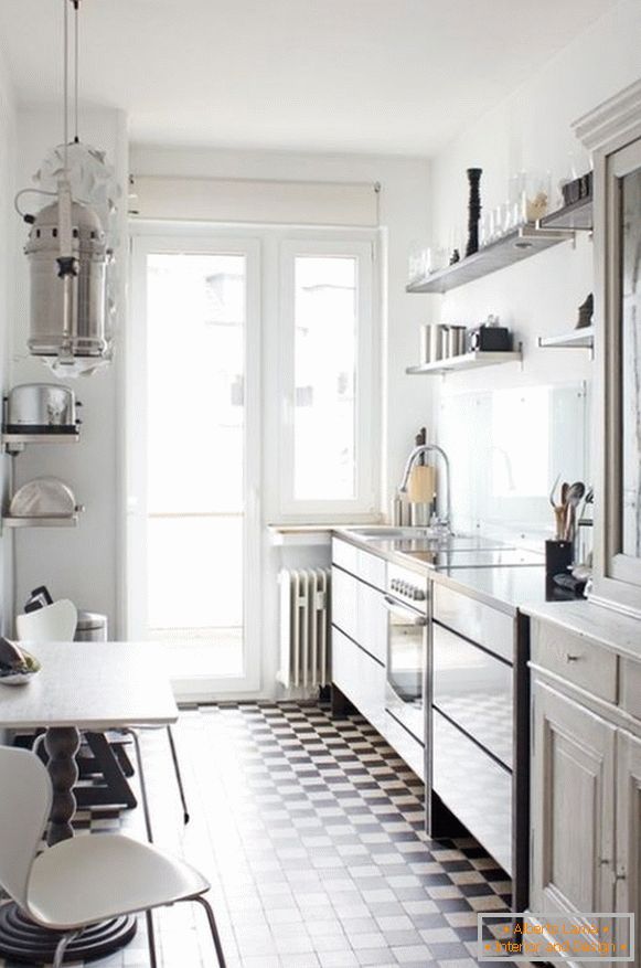 Schmale Küche in weißer Farbe