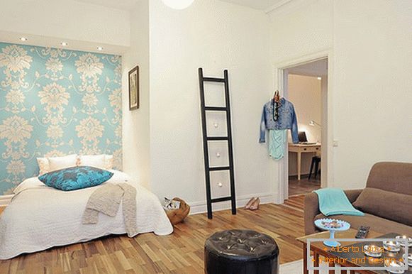 Schlafzimmer einer kleinen Wohnung in Schweden